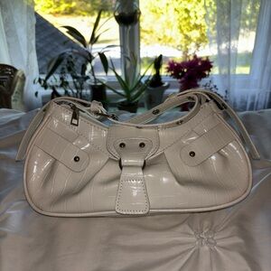 This bag is brand new and never used. Comes with a matching strap